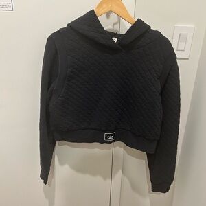 Alo - Black Crop quilted sweatshirt.
